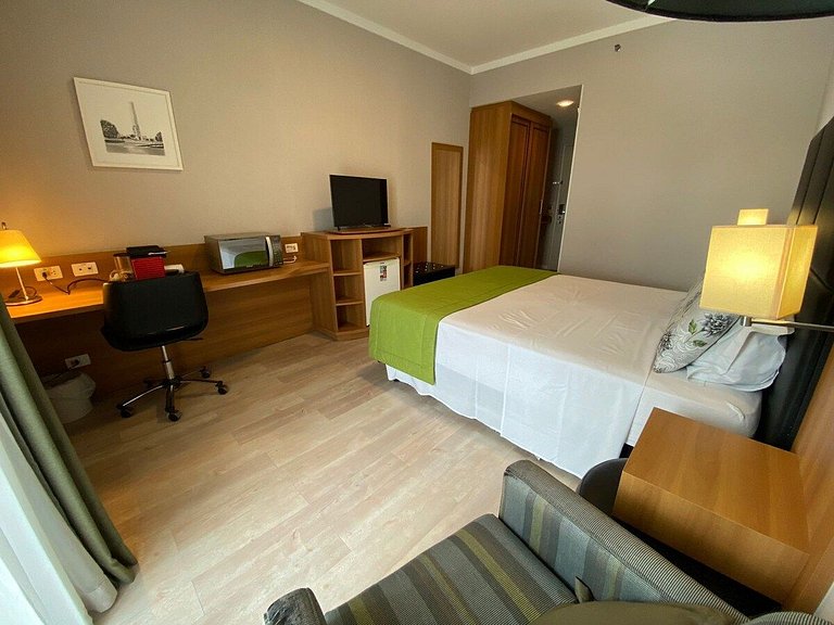 Flat Av. Sabia 825, esquina av. Ibirapuera