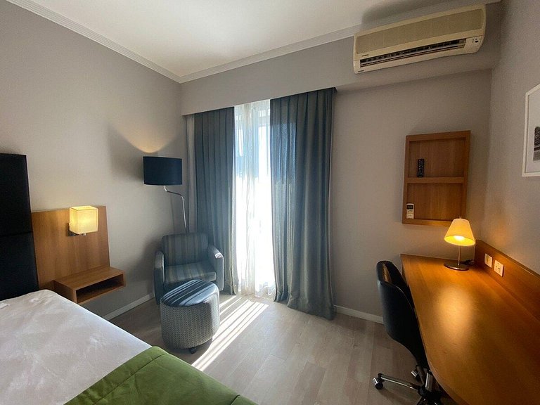 Flat Av. Sabia 825, esquina av. Ibirapuera