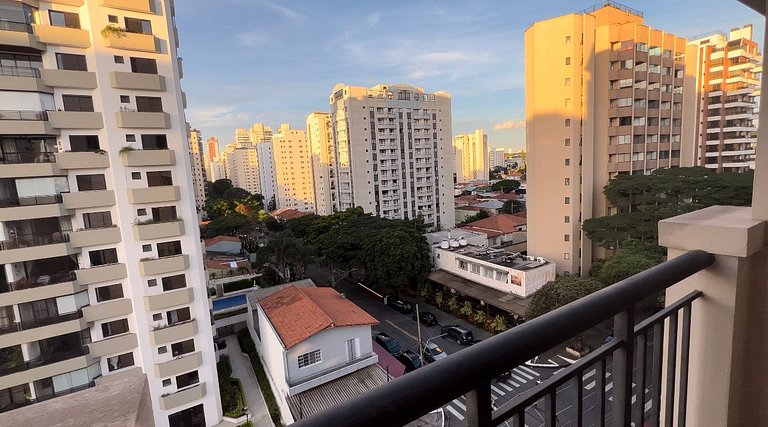 Flat com 2 quartos, 2 banheiros, serviços e vaga de garagem