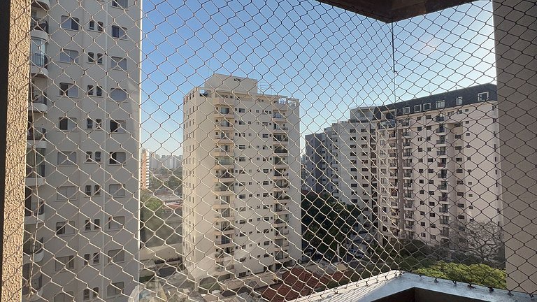 Estúdio, garagem, internet e sacada