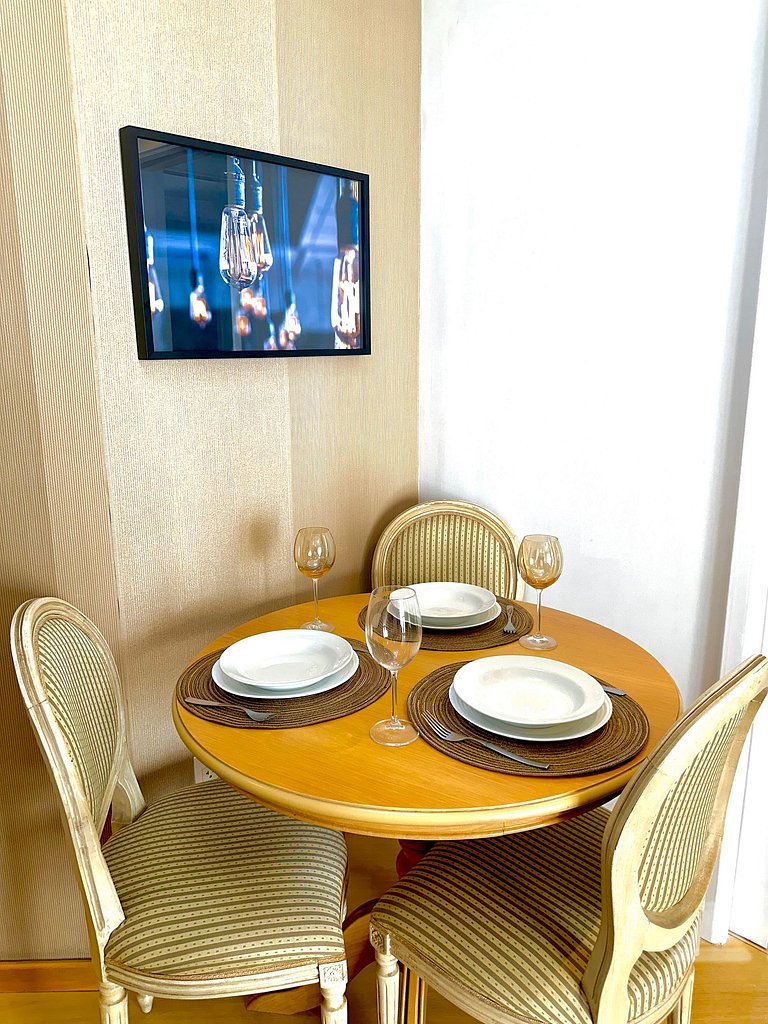 Residencial com serviços e garagem em Moema