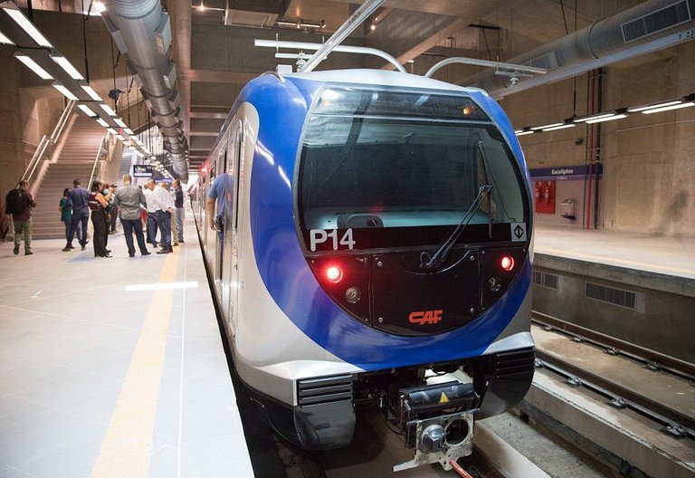 Apart-Hotel próximo metrô Moema c/ Garagem