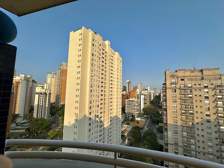 Flat Itaim Bibi reformado c ar condicionado UH2702