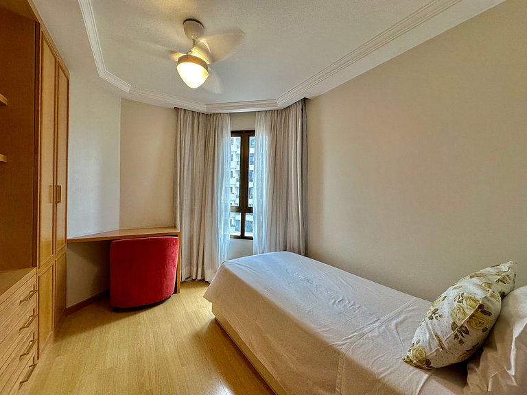 Flat com 2 quartos, 2 banheiros, serviços e vaga de garagem