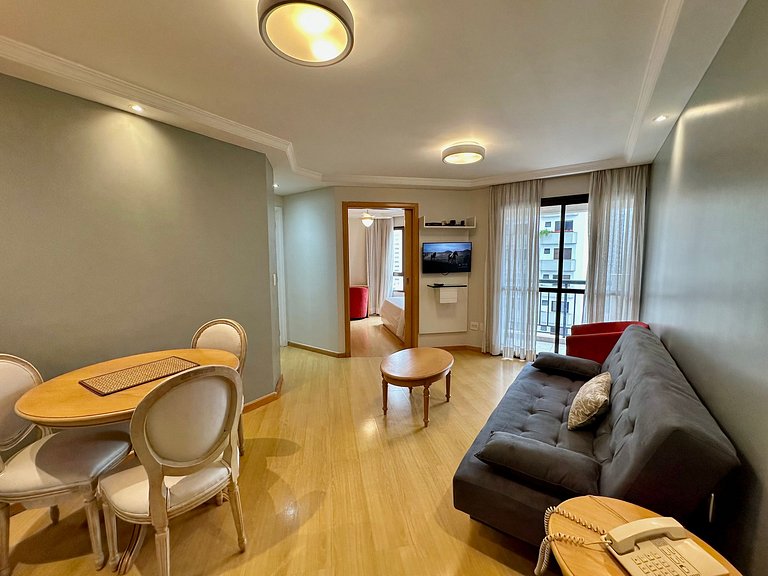 Flat com 2 quartos, 2 banheiros, serviços e vaga de garagem
