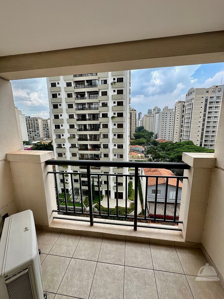 Flat com 2 quartos, 2 banheiros, serviços e vaga de garagem