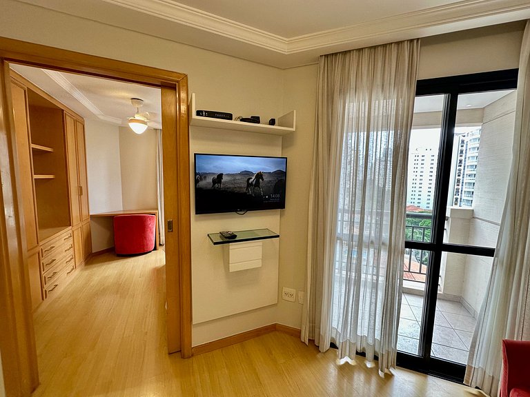 Flat com 2 quartos, 2 banheiros, serviços e vaga de garagem