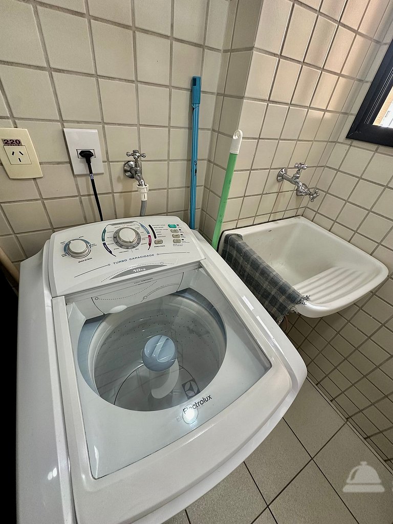 Flat com 2 quartos, 2 banheiros, serviços e vaga de garagem
