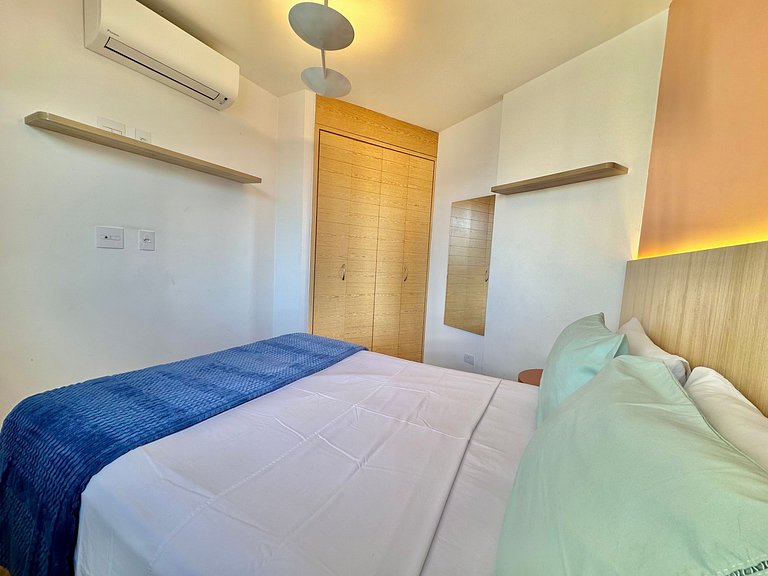 Studio, vaga, 02 ar cond., sacada e internet fibra