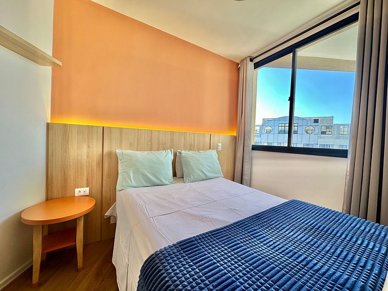 Studio, vaga, 02 ar cond., sacada e internet fibra