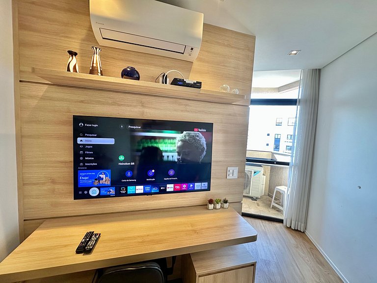 Studio, vaga, 02 ar cond., sacada e internet fibra