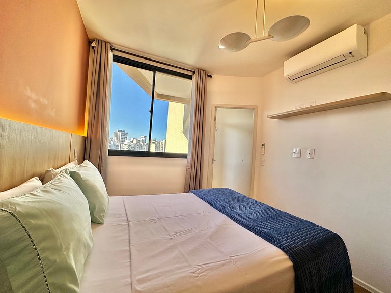 Studio, vaga, 02 ar cond., sacada e internet fibra