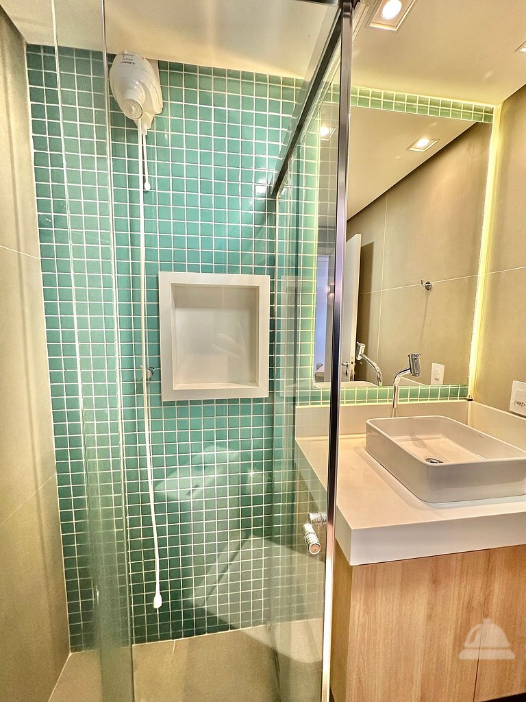 Apartamento, vaga, ar cond., sacada e internet