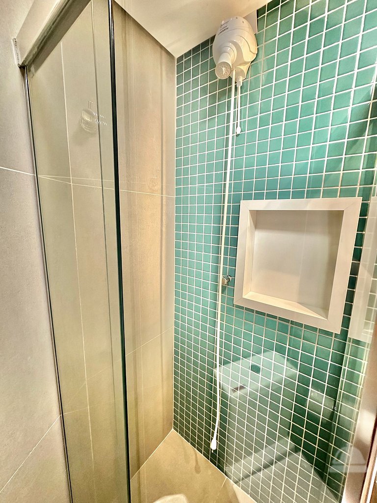 Studio, vaga, 02 ar cond., sacada e internet fibra