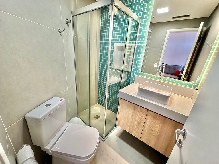 Studio, vaga, 02 ar cond., sacada e internet fibra