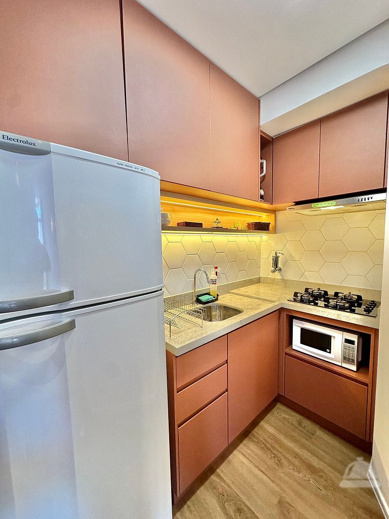 Studio, vaga, 02 ar cond., sacada e internet fibra