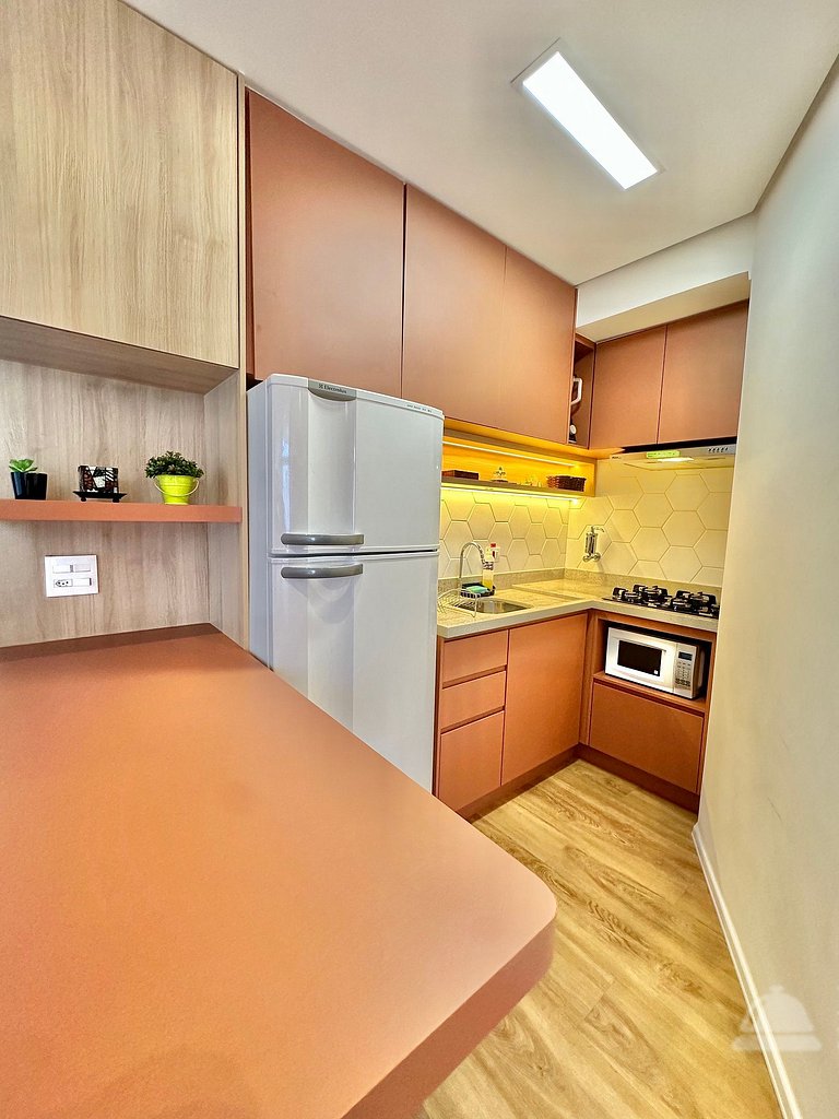 Studio, vaga, 02 ar cond., sacada e internet fibra