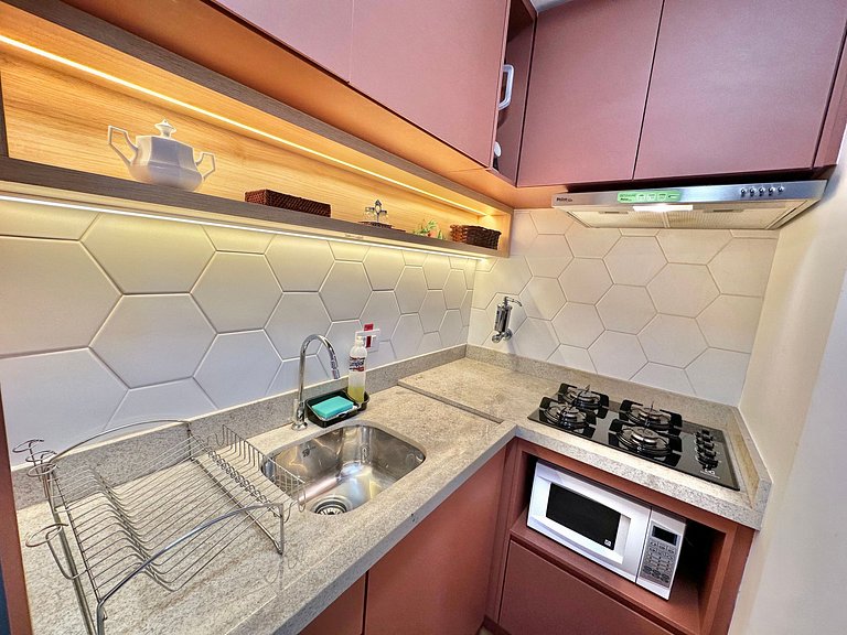 Studio, vaga, 02 ar cond., sacada e internet fibra