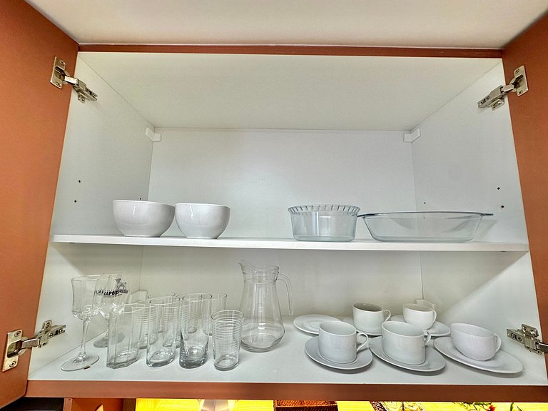 Studio, vaga, 02 ar cond., sacada e internet fibra