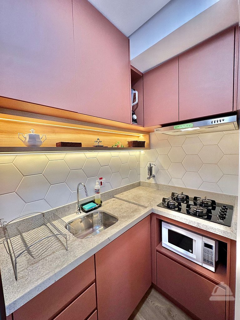 Studio, vaga, 02 ar cond., sacada e internet fibra