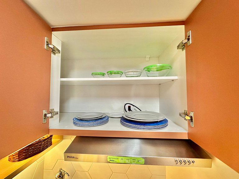 Studio, vaga, 02 ar cond., sacada e internet fibra