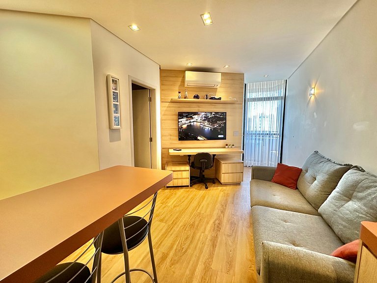 Studio, vaga, 02 ar cond., sacada e internet fibra