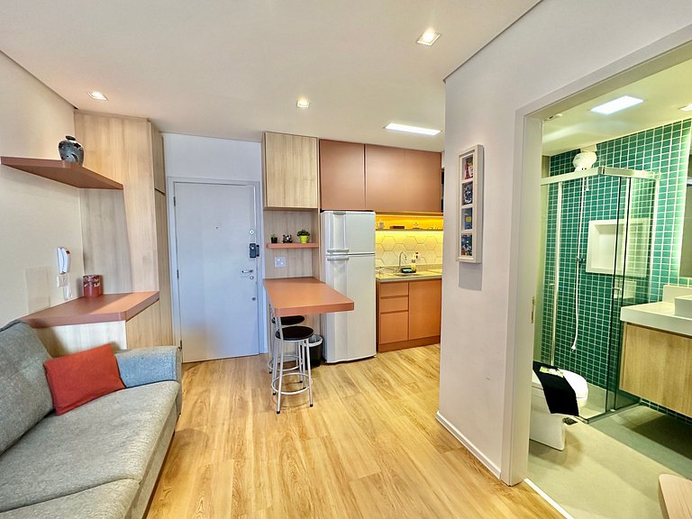 Studio, vaga, 02 ar cond., sacada e internet fibra