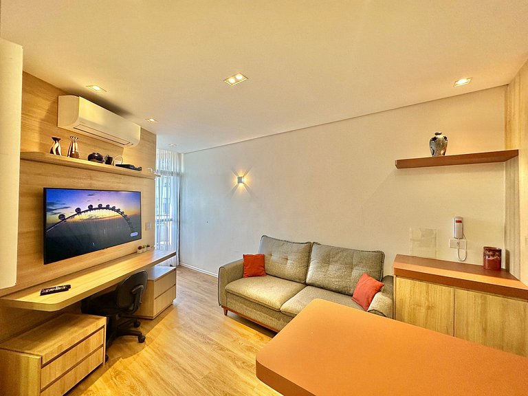 Apartamento, vaga, ar cond., sacada e internet
