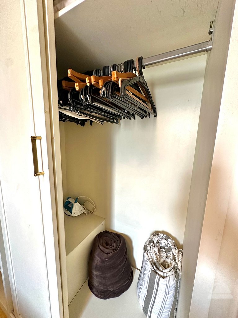 Flat Moderno c/ Janela Antirruído, Garagem, Piscina e Sauna