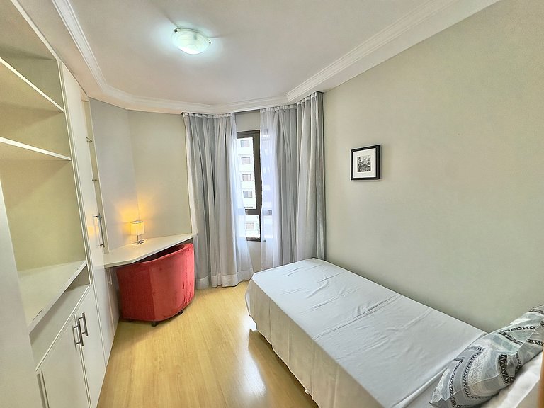 Flat 2 quartos, 02 banheiros e estacionamento