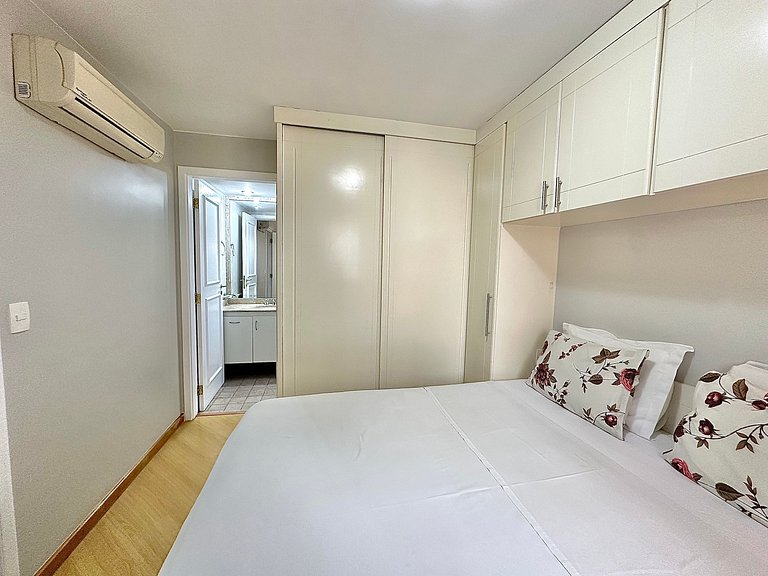 Flat 2 quartos, 02 banheiros e estacionamento