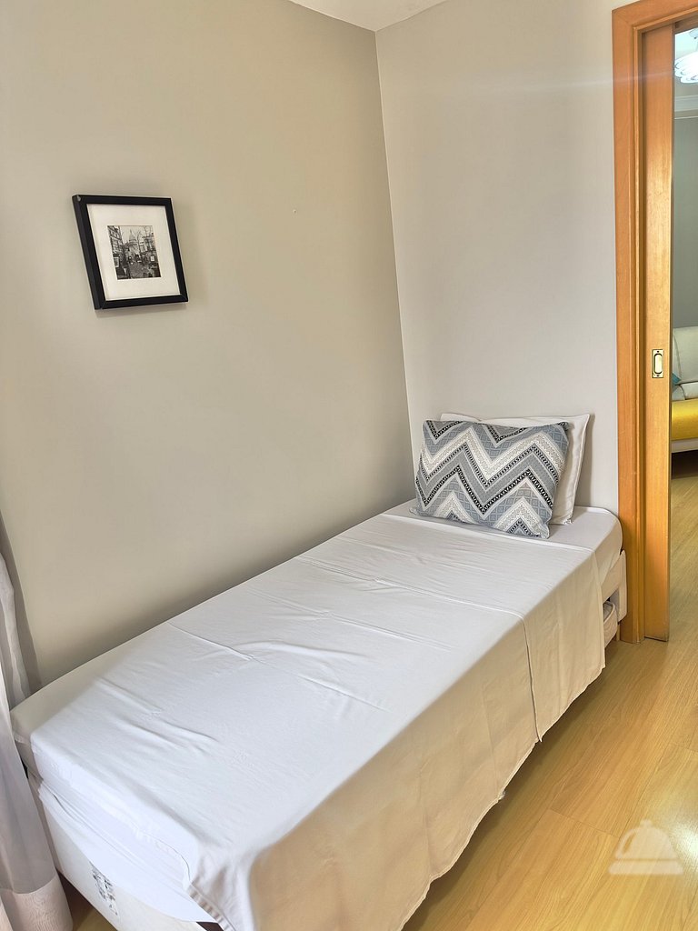 Flat 2 quartos, 02 banheiros e estacionamento